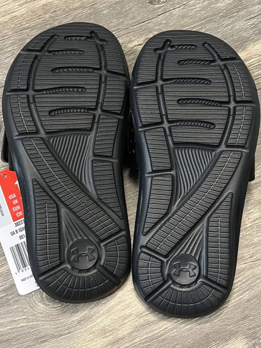 UNDER ARMOUR - Men Black Ignite VI Textured Sliders